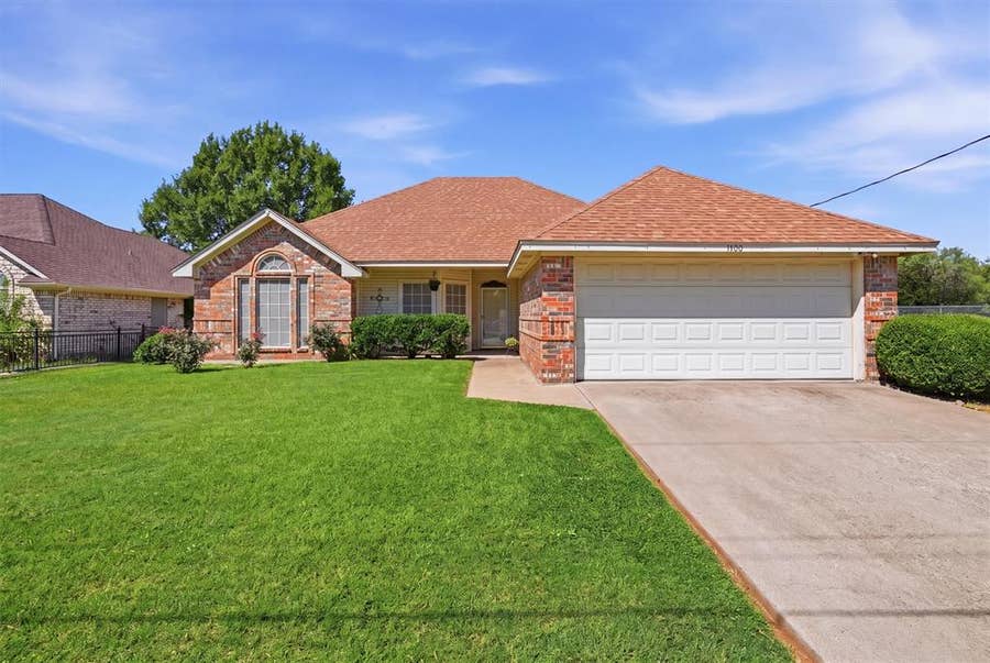 Property photo for 1400 Spanish Trail Drive, Granbury, TX
