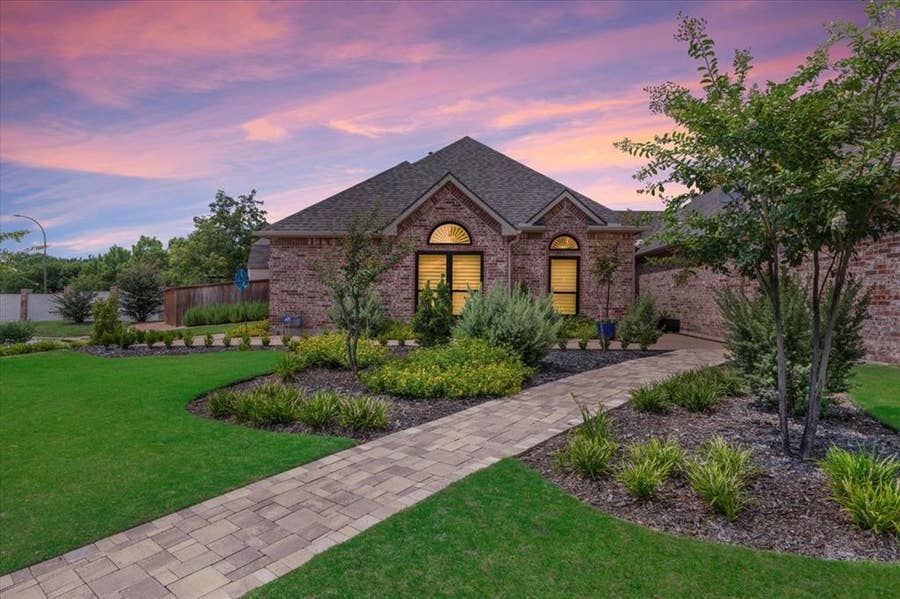Property photo for 2105 Norwood Lane, Arlington, TX