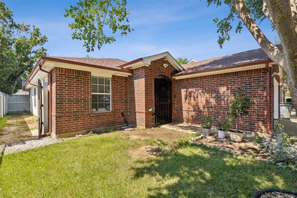 8614 Torreon Court, Dallas, TX 75217 Ranch-style home featuring a front lawn