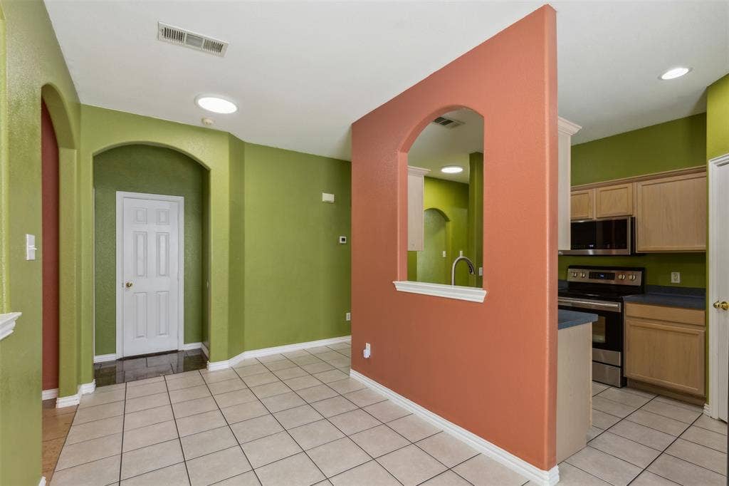 8614 Torreon Court, Dallas, TX 75217 Foyer entrance with light tile flooring