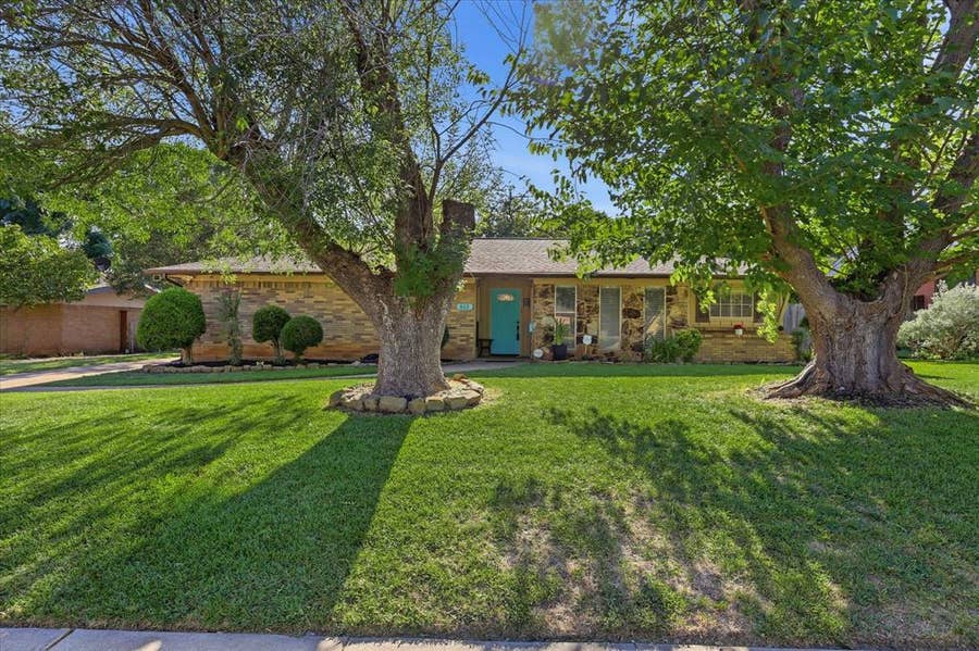 Property photo for 615 Misty Glen Drive, DeSoto, TX
