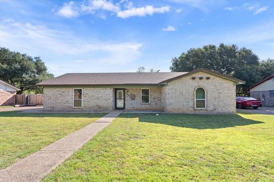 Property photo for 332 Bowie Lane, Hewitt, TX