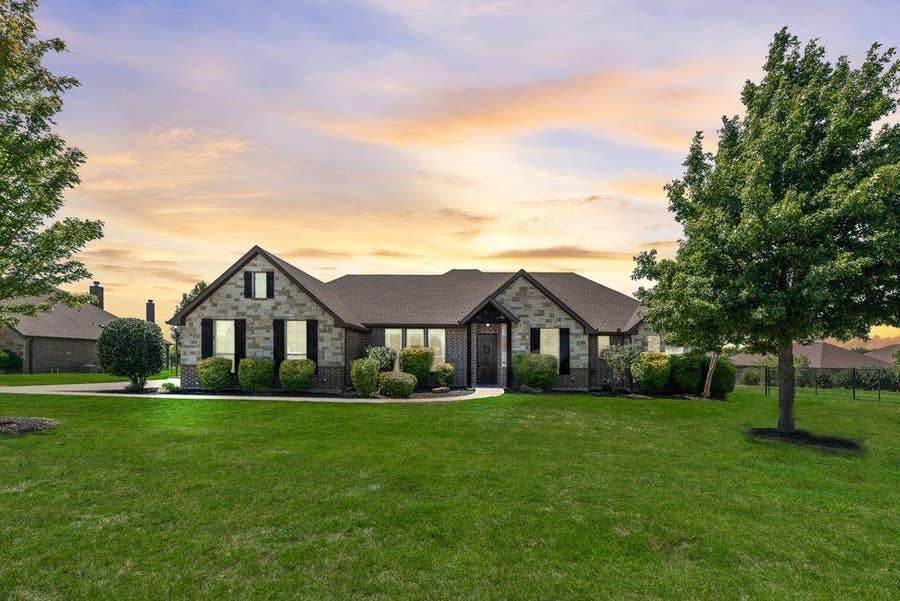 Property photo for 421 Walker Court S, Waxahachie, TX