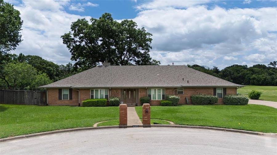 Property photo for 1215 Oakwood Trail, Southlake, TX