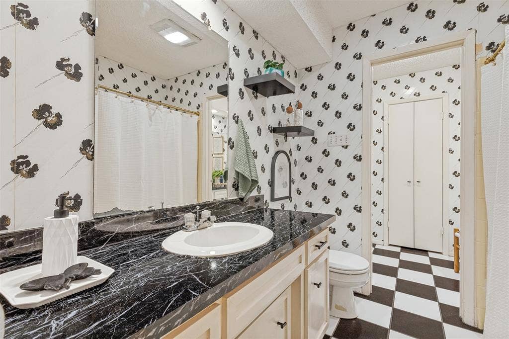 6 Crosslands Road, Benbrook, TX 76132 6 Crosslands Road, Benbrook, TX 76132