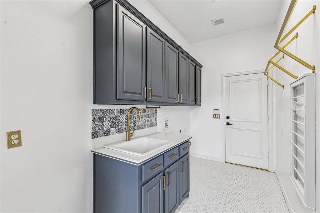 2206 Clearspring Drive N, Irving, TX 75063 2206 Clearspring Drive N, Irving, TX 75063
