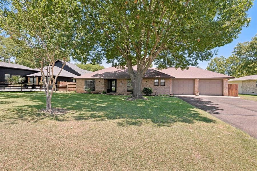 Property photo for 226 Oakwood Drive, Lancaster, TX