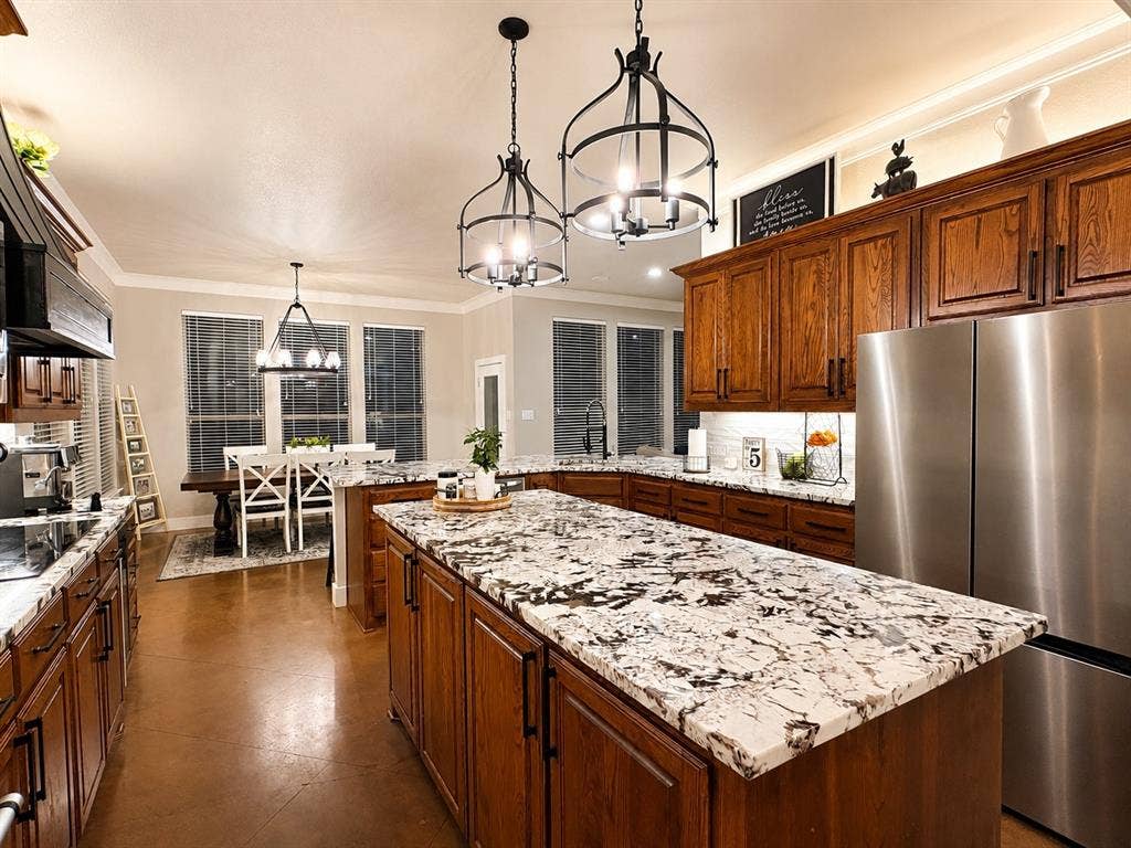 7204 Montgomery Road, Midlothian, TX 76065