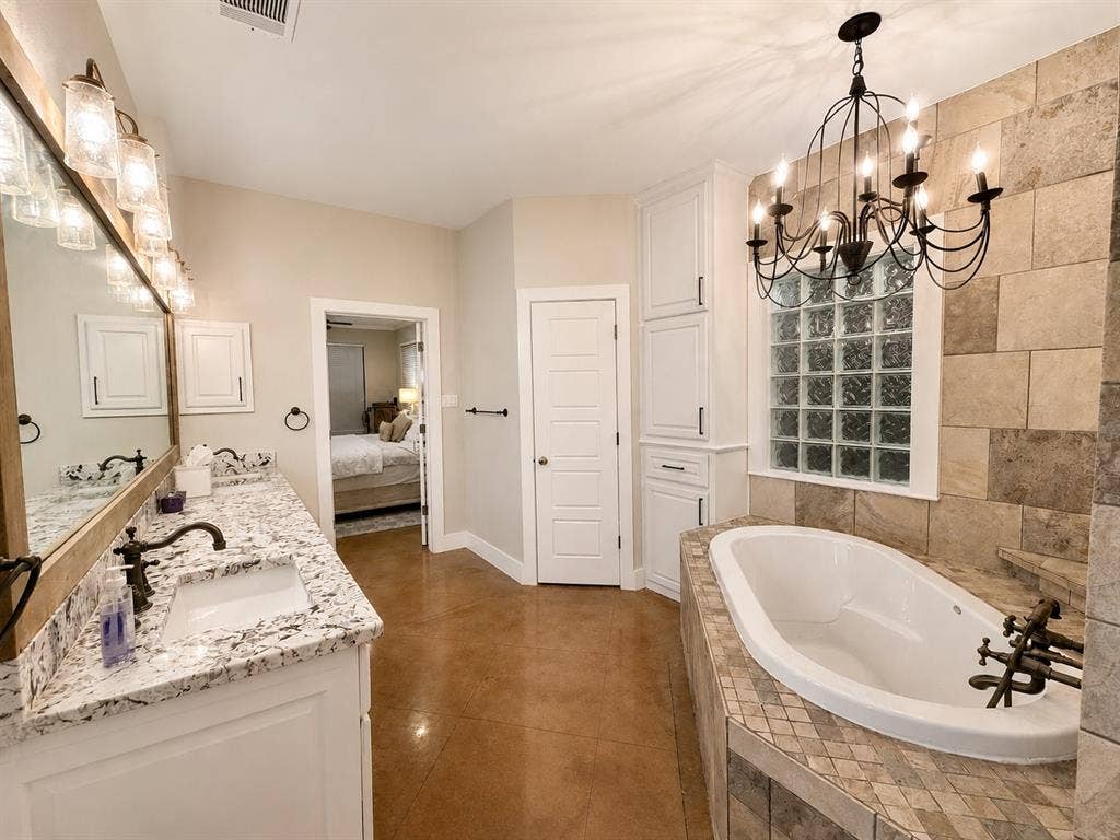 7204 Montgomery Road, Midlothian, TX 76065