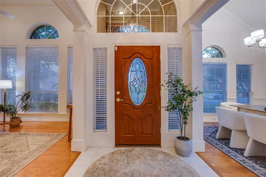 2116 Glendale Drive, Plano, TX 75023 The soaring entry opens to defined formal areas with trimmed cased openings that beautifully frame the passageways.