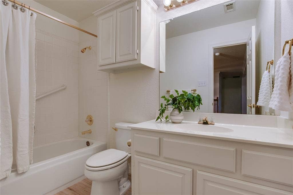 2116 Glendale Drive, Plano, TX 75023 There are two full baths down and two up. This the bath at the top of the stairs adjacent to Bedroom #2