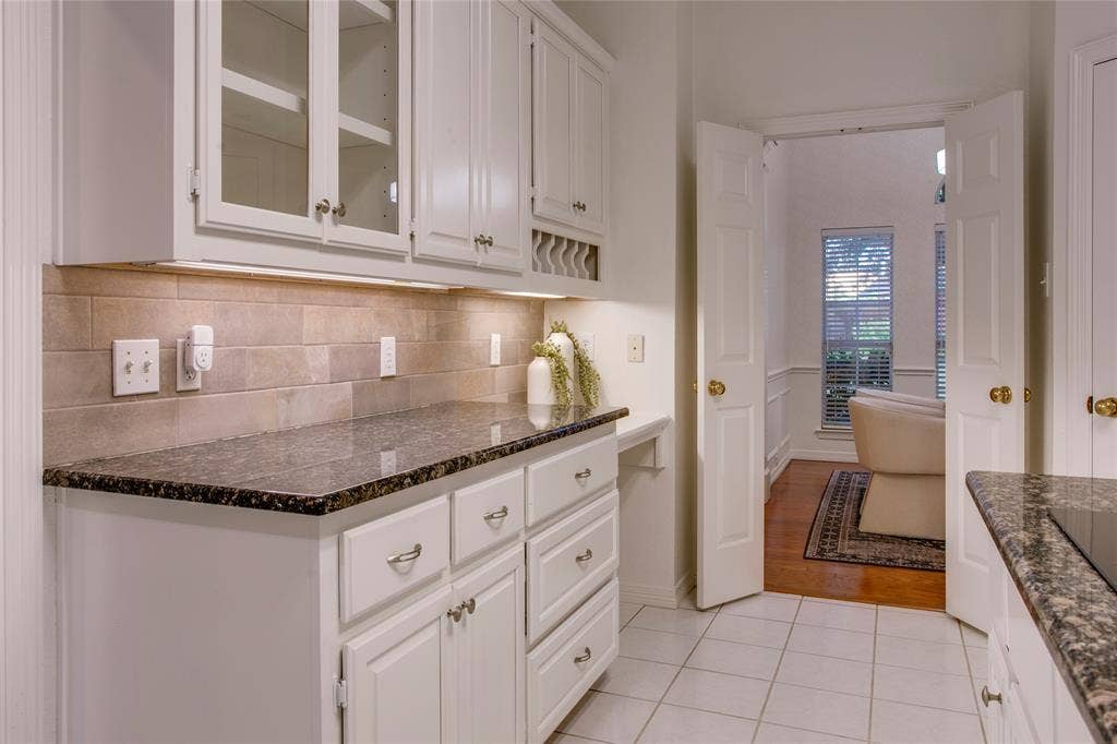 2116 Glendale Drive, Plano, TX 75023 Upper cabinets with glass fronts enhance the feeling of spaciousness.