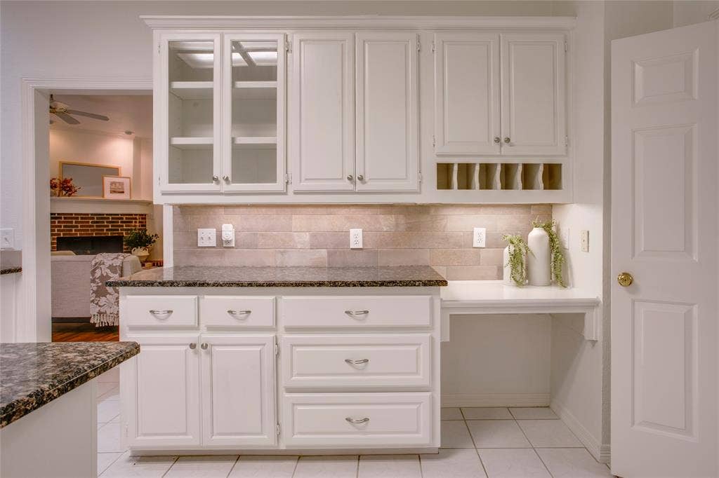 2116 Glendale Drive, Plano, TX 75023 Built-in planning desk