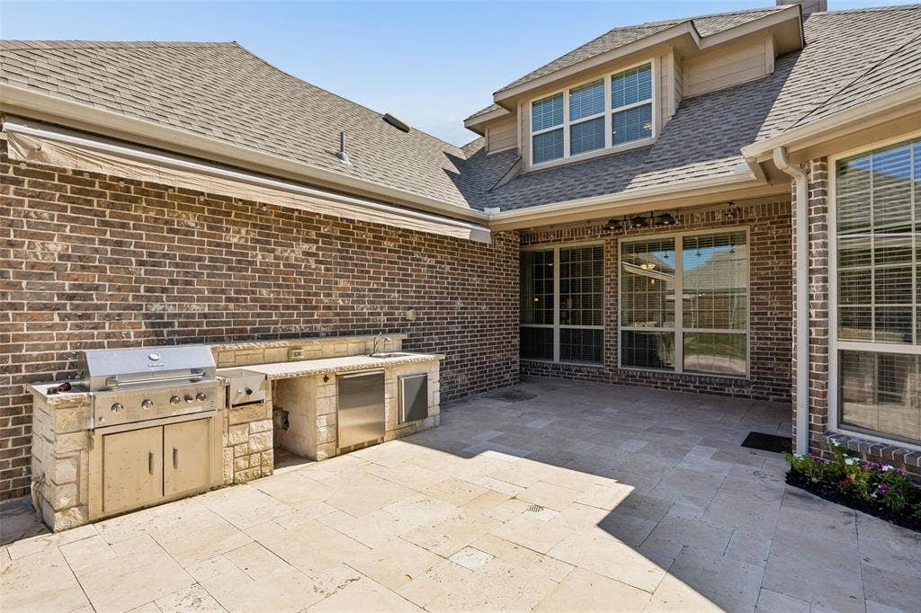 Oversized patio with built ins