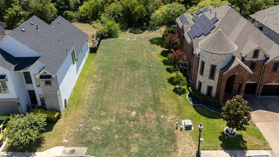 Property photo for 916 Saint George Place, DeSoto, TX
