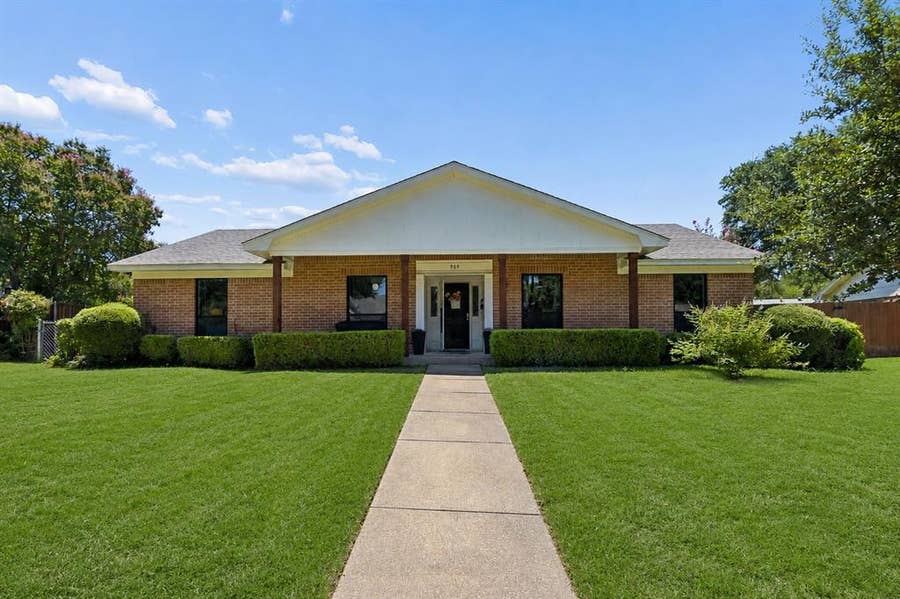 Property photo for 909 Sandalwood Avenue, Richardson, TX
