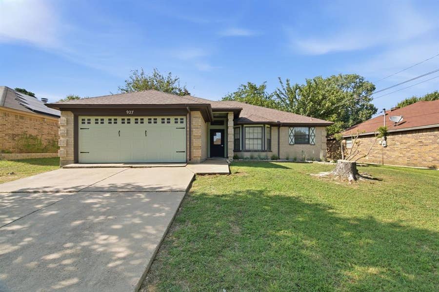 Property photo for 927 Freestone Drive, Arlington, TX