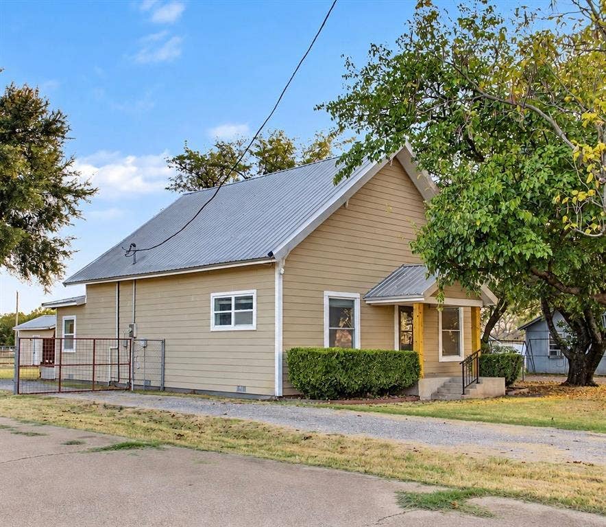 Property photo for 1009 W 7th Street, Justin, TX