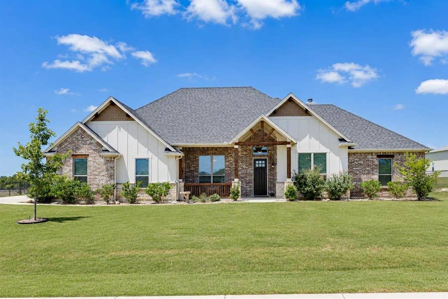 Property photo for 430 Solo Ridge Drive, Waxahachie, TX