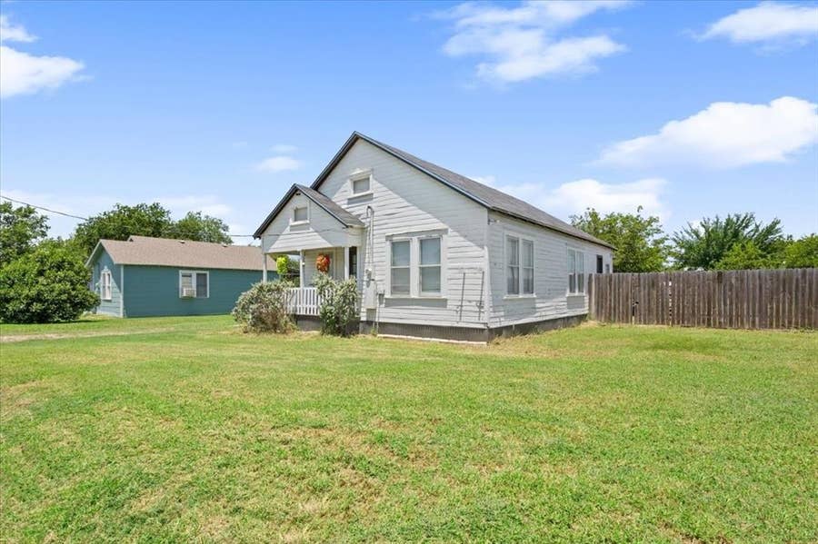 Property photo for 102 Brookshire, Riesel, TX