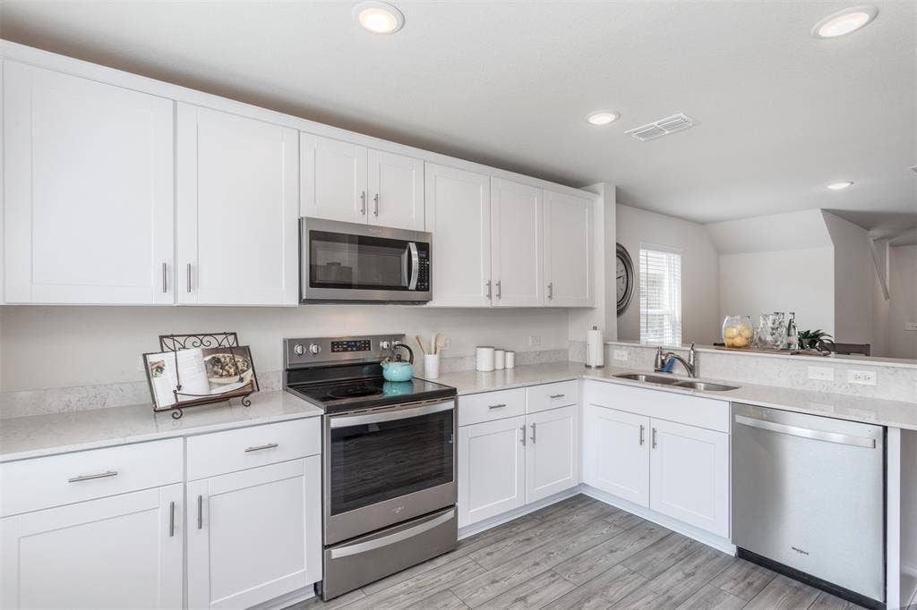 859 Table Rock Street, Princeton, TX 75407 With ample prep space and SS appliances, this kitchen will please the gourmet cook in you.
