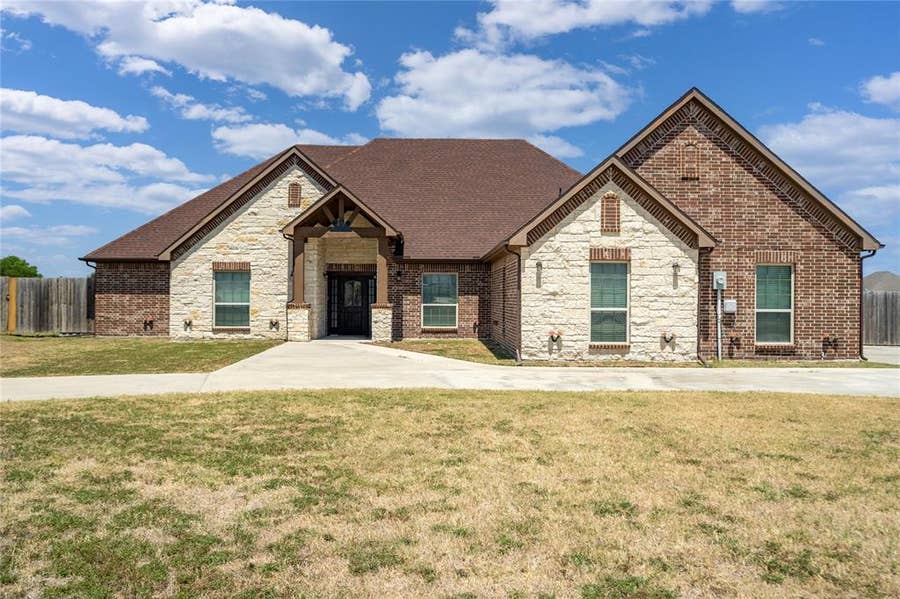 Property photo for 829 Meadow Lark Lane, Red Oak, TX