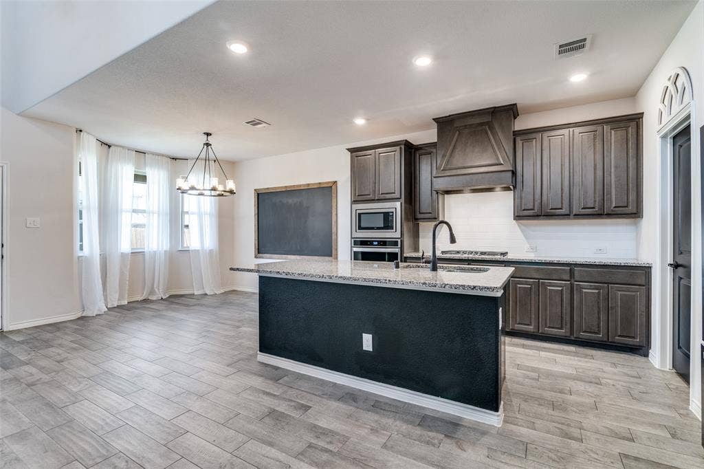 3094 Maverick Drive, Heath, TX 75126 Bar stool seating