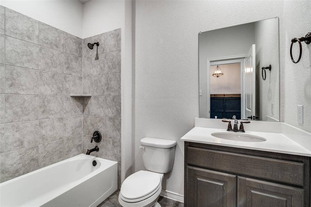 3094 Maverick Drive, Heath, TX 75126 Full bath #2 is adjacent to Bedroom #2