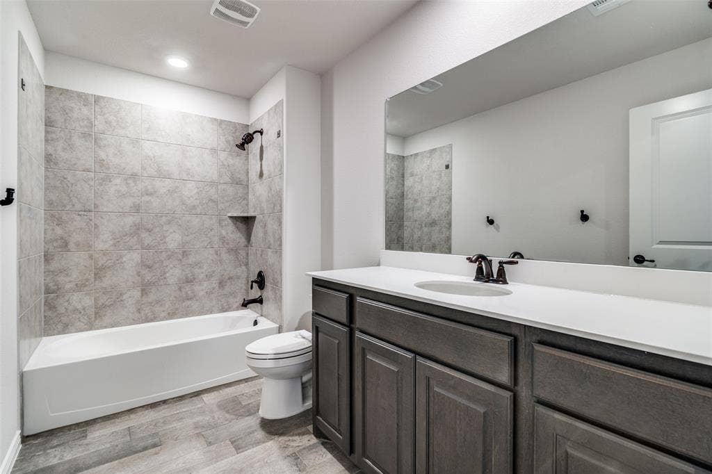 3094 Maverick Drive, Heath, TX 75126 Full bath upstairs
