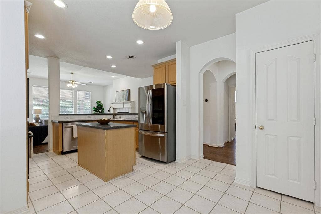 162 Shelby Trace, Murphy, TX 75094 The stainless steel refrigerator is negotiable