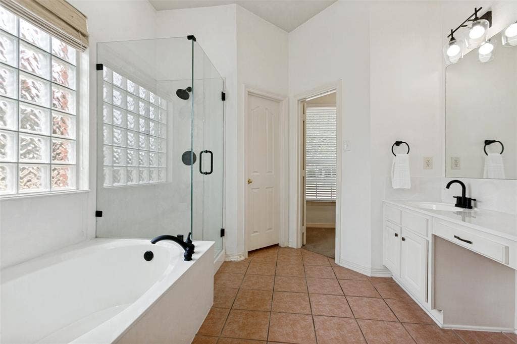 162 Shelby Trace, Murphy, TX 75094 Seperate bathtub and stand up shower