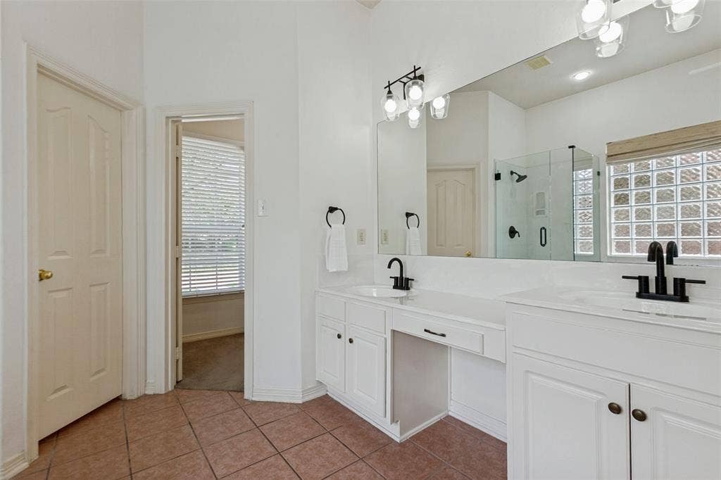 162 Shelby Trace, Murphy, TX 75094 New primary bathroom hardware and refinished sinks and bathtub