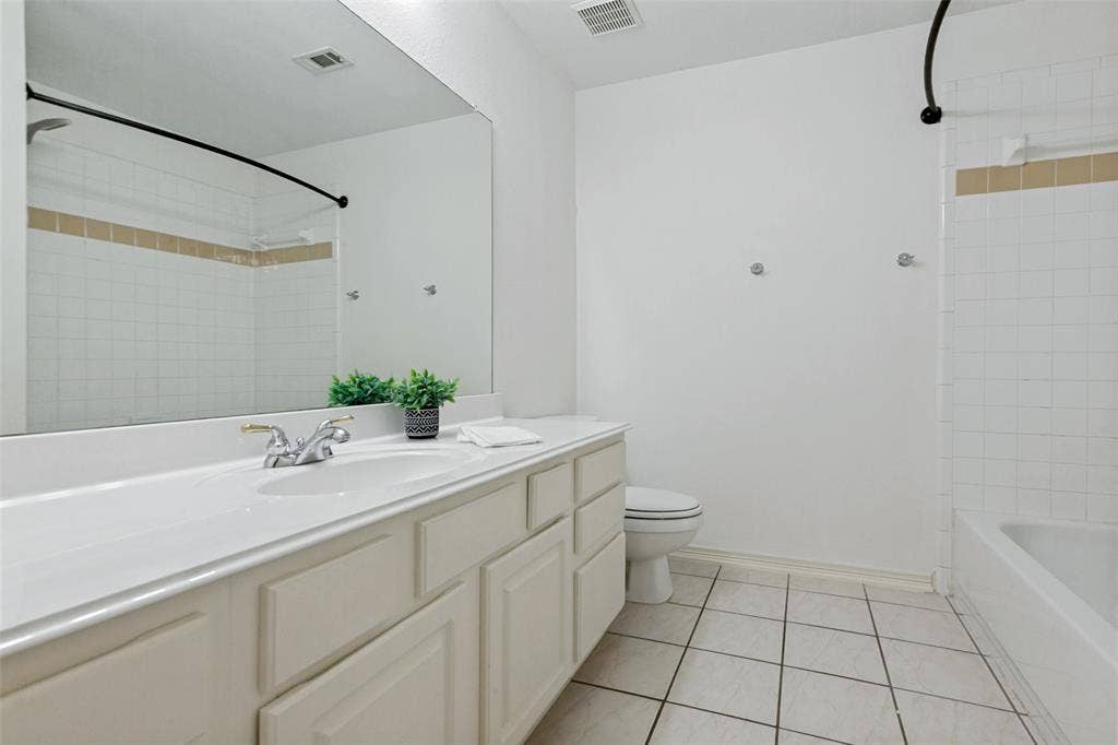 162 Shelby Trace, Murphy, TX 75094 Full bathroom located on the second floor
