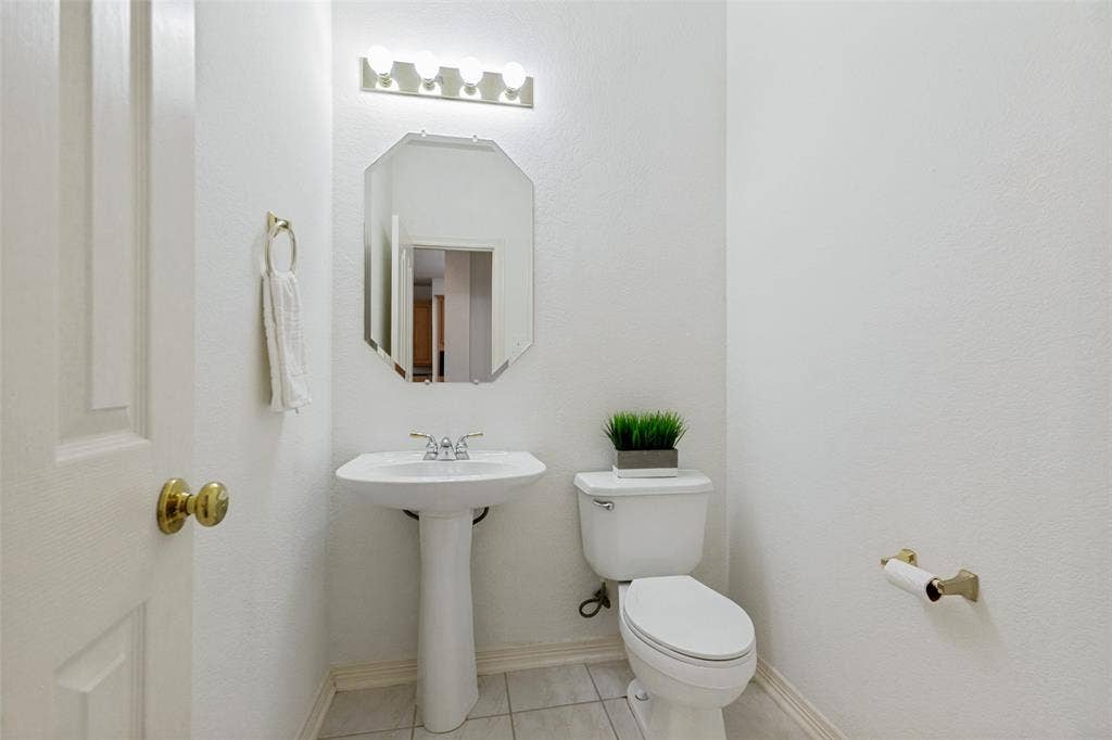162 Shelby Trace, Murphy, TX 75094 The powder bathroom on the first floor is convenient for guests