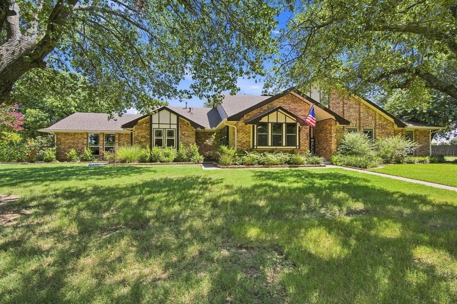 Property photo for 210 Rock Springs Court, Waxahachie, TX