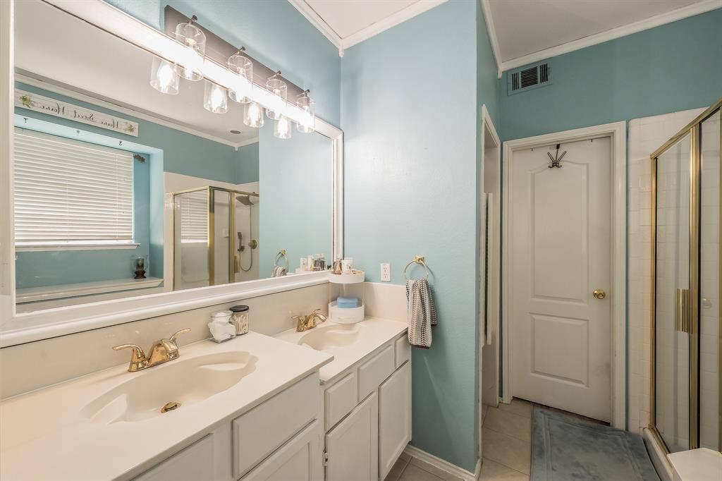 812 Chaparral Drive, Grand Prairie, TX 75052 Bathroom