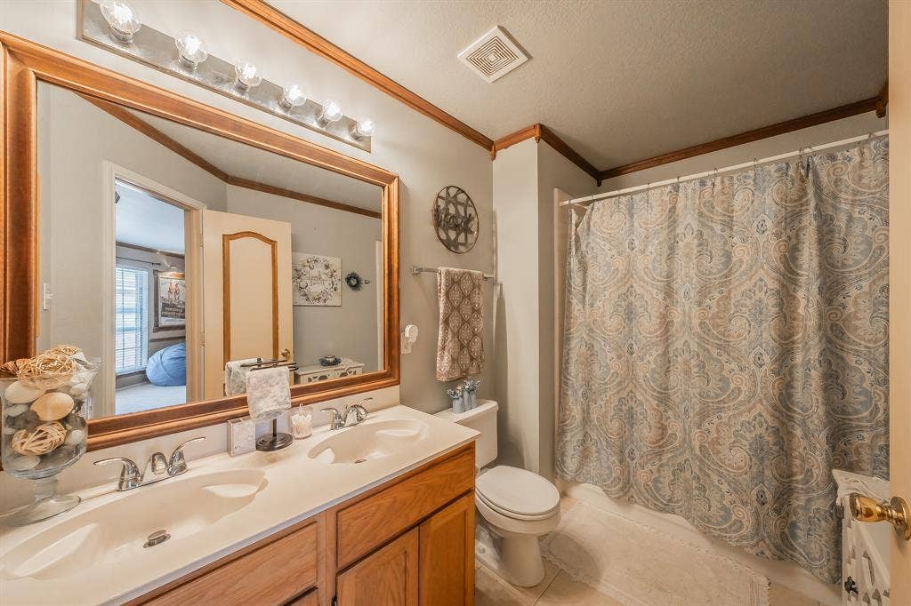 812 Chaparral Drive, Grand Prairie, TX 75052 Bathroom