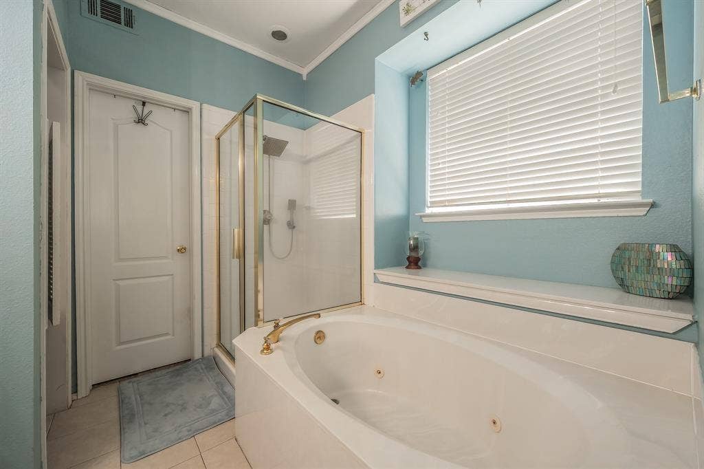 812 Chaparral Drive, Grand Prairie, TX 75052 Bathroom