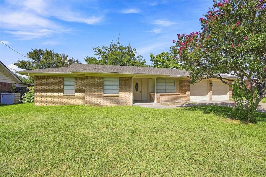 Property photo for 1109 Williamsburg Drive, Ennis, TX