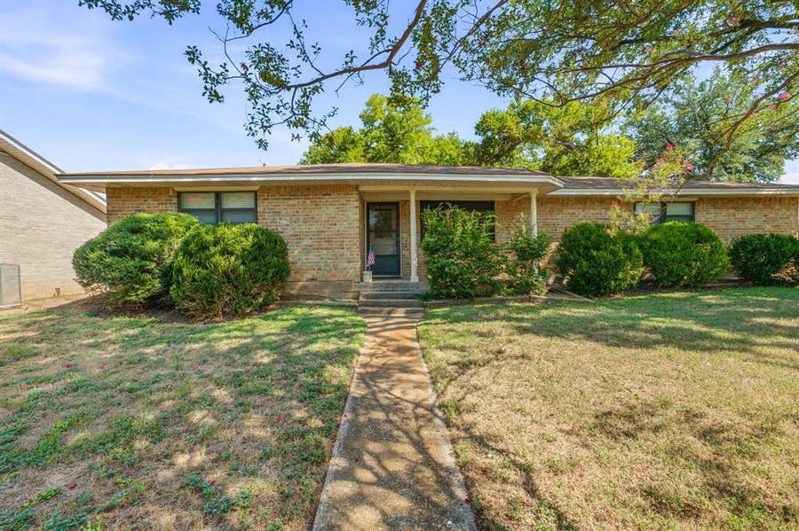Property photo for 904 Spanish Trail Drive, Granbury, TX
