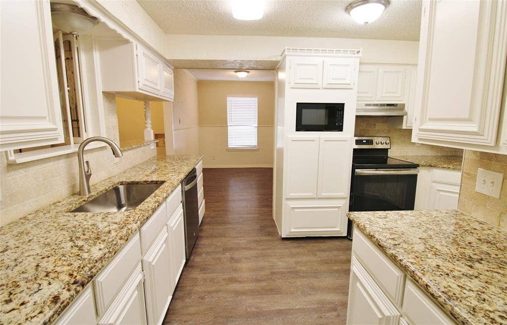 900 Valley Ridge Drive, DeSoto, TX 75115 900 Valley Ridge Drive, DeSoto, TX 75115