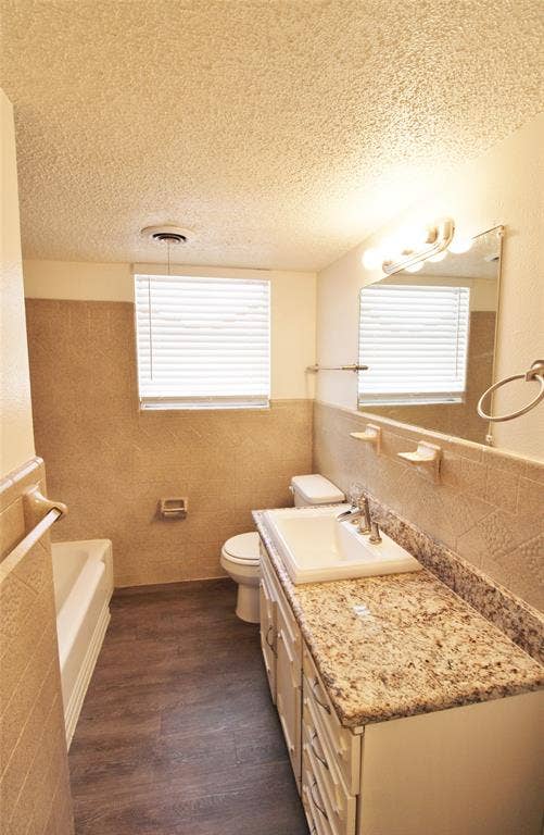 900 Valley Ridge Drive, DeSoto, TX 75115 900 Valley Ridge Drive, DeSoto, TX 75115
