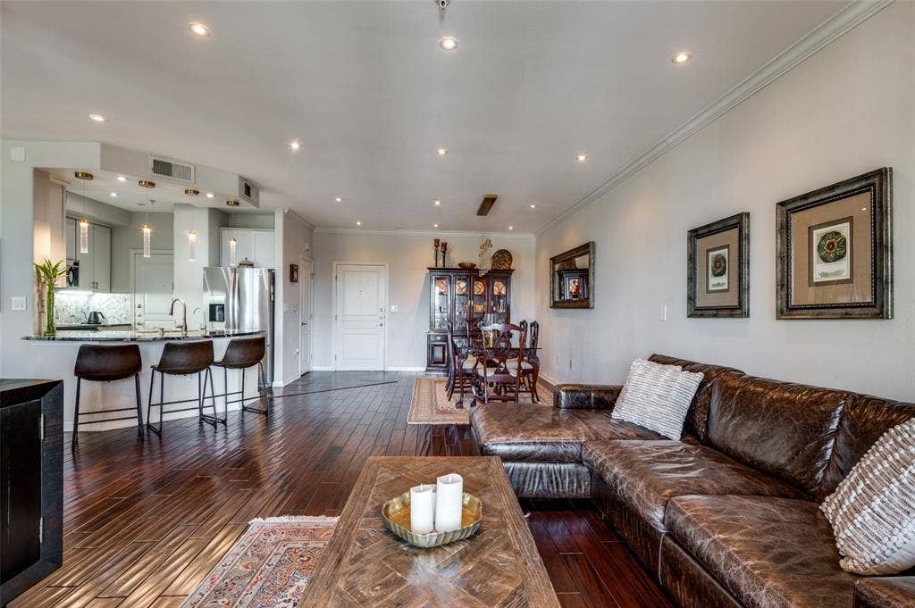 330 Las Colinas Boulevard E, #1016, Irving, TX 75039 Open floor plan with eat-at bar