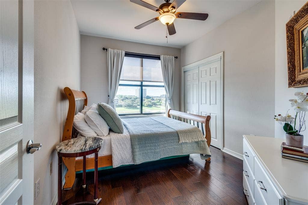 330 Las Colinas Boulevard E, #1016, Irving, TX 75039 Secondary bedroom with loads of natural light
