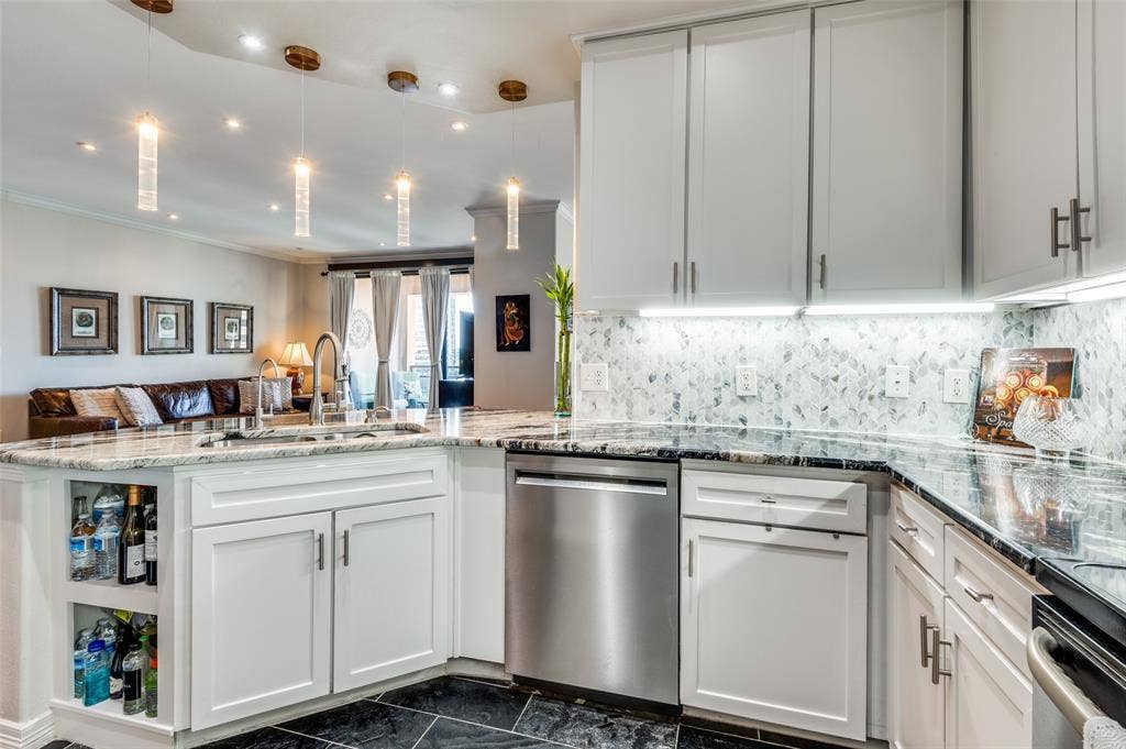 330 Las Colinas Boulevard E, #1016, Irving, TX 75039 Modified shaker-style kitchen cabinets provide ample storage