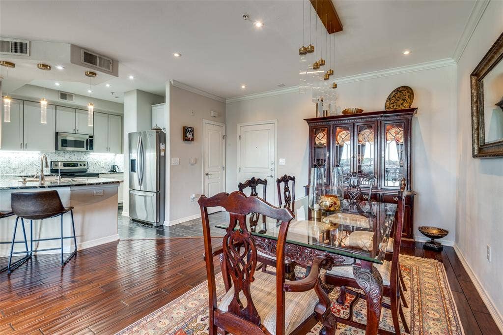 330 Las Colinas Boulevard E, #1016, Irving, TX 75039 Dining area is adjacent to beautifully updated kitchen