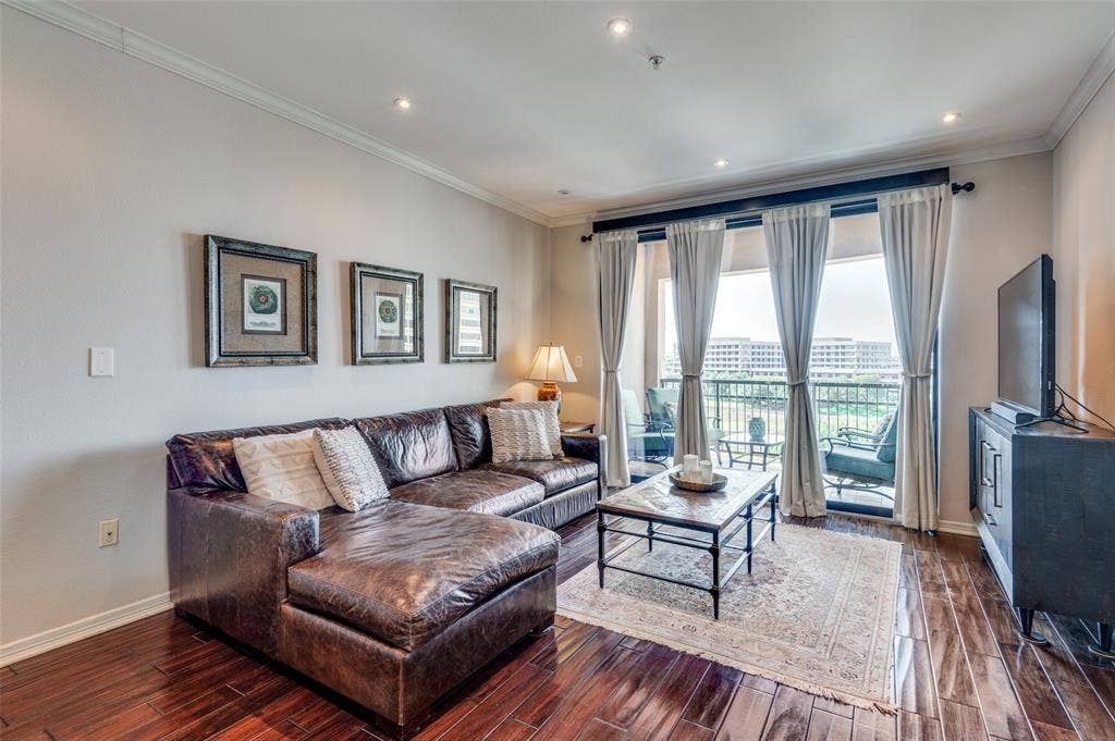 330 Las Colinas Boulevard E, #1016, Irving, TX 75039 Gleaming engineered wood flooring complemented by an abundance of natural light