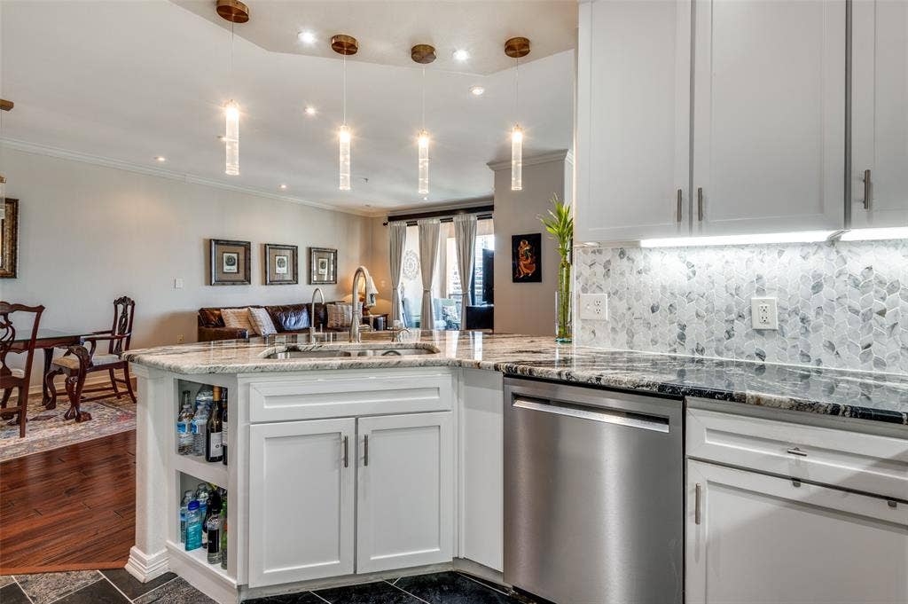 330 Las Colinas Boulevard E, #1016, Irving, TX 75039 Stainless appliances in designer kitchen