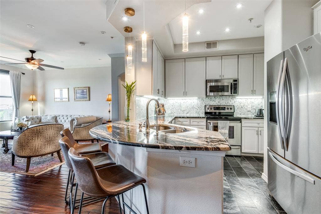 330 Las Colinas Boulevard E, #1016, Irving, TX 75039 Dining room conveniently located adjacent to updated designer kitchen