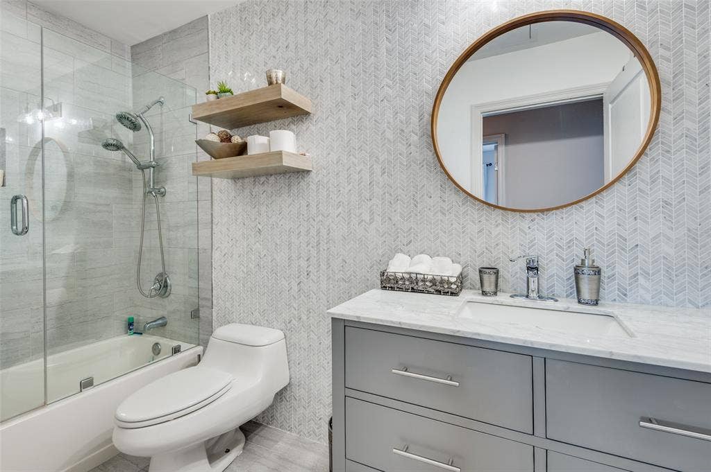 330 Las Colinas Boulevard E, #1016, Irving, TX 75039 Updated hall bathroom is easily accessible from 2ndary bedroom and living area
